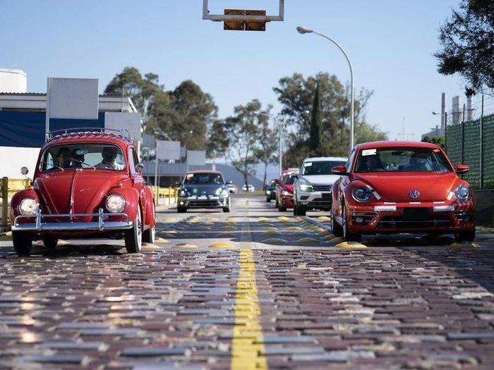 Volkswagen бесплатно отреставрировал Beetle, которым женщина владеет больше 50 лет Volkswagen бесплатно отреставрировал Beetle, которым женщина владеет больше 50 лет