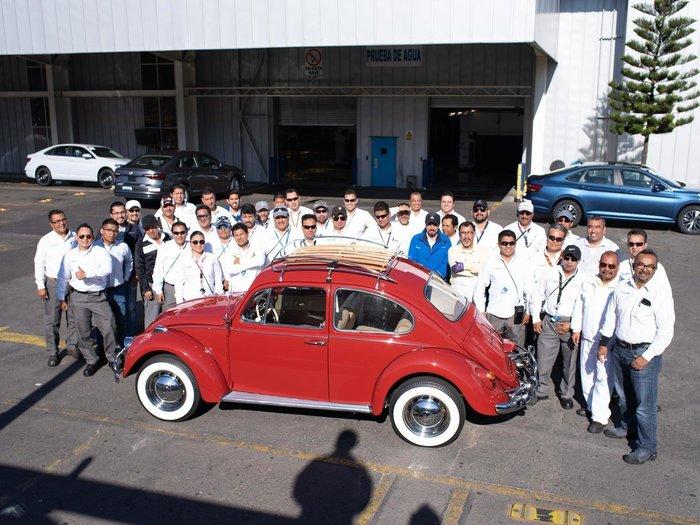 Volkswagen бесплатно отреставрировал Beetle, которым женщина владеет больше 50 лет Volkswagen бесплатно отреставрировал Beetle, которым женщина владеет больше 50 лет