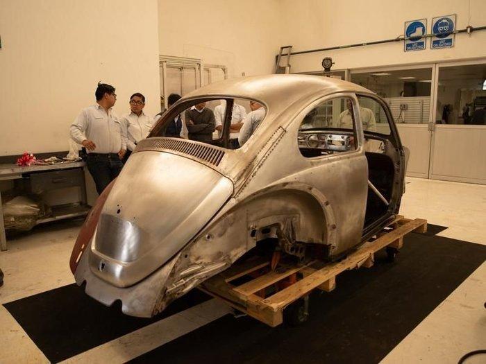 Volkswagen бесплатно отреставрировал Beetle, которым женщина владеет больше 50 лет Volkswagen бесплатно отреставрировал Beetle, которым женщина владеет больше 50 лет