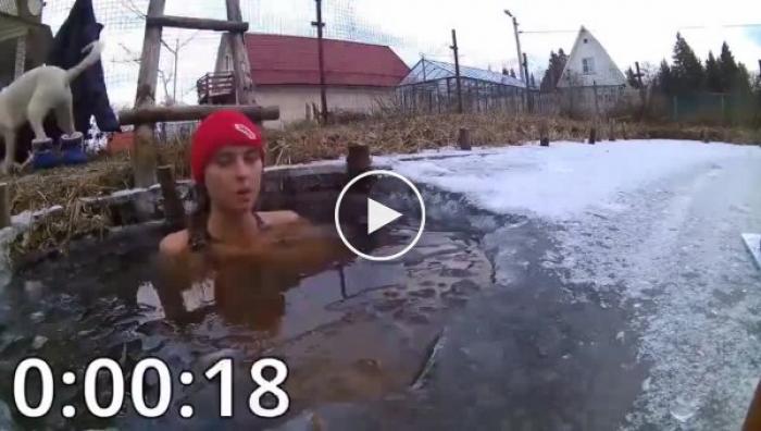 Осман Делибаш окунулась в прорубь и просидела в ледяной воде целый час