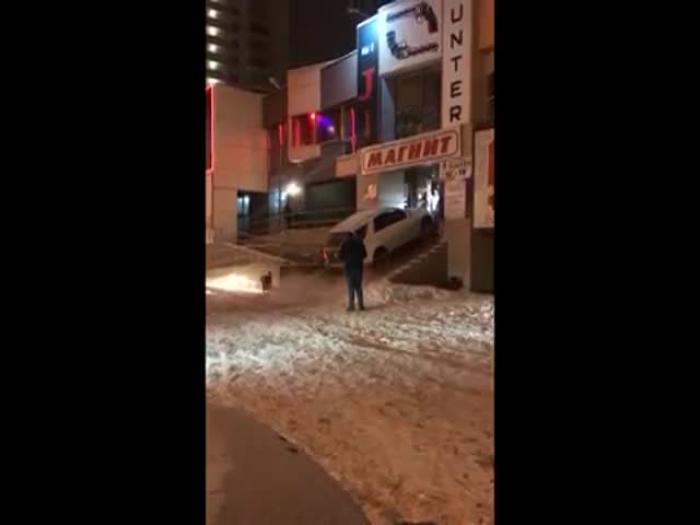 "Сказочный" хулиган решил заехать прямо в бар на своем внедорожнике