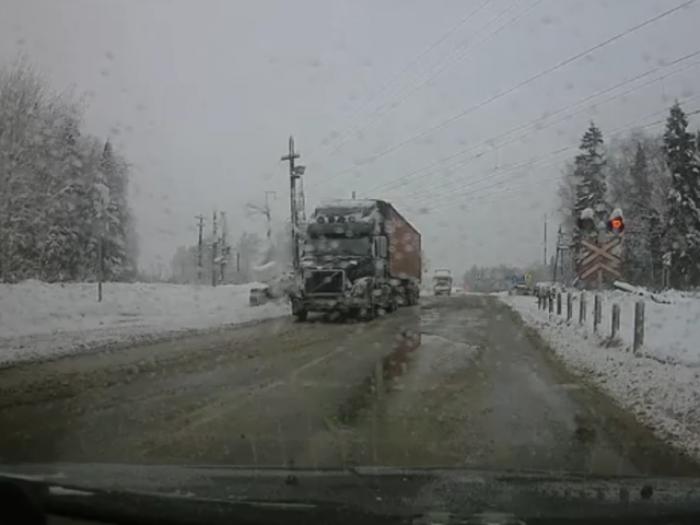 В Наугольном поезд протаранил фуру, стоявшую на переезде
