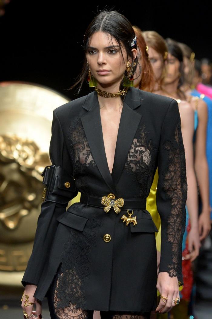 Кендалл Дженнер в откровенном костюме от Versace