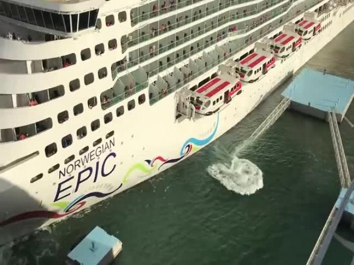 Круизный лайнер Norwegian Epic столкнулся с пирсом