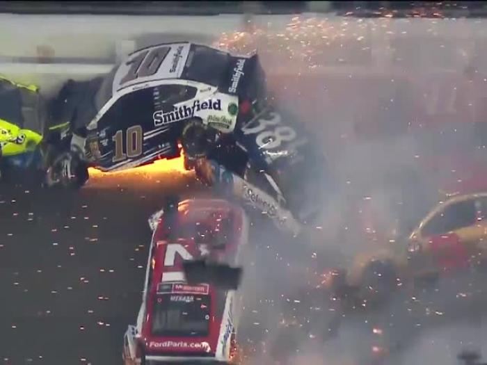 Массовая авария 20 автомобилей во время гонки NASCAR