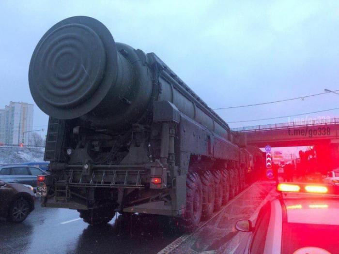 Мобильный ракетный комплекс на МКАД в Москве