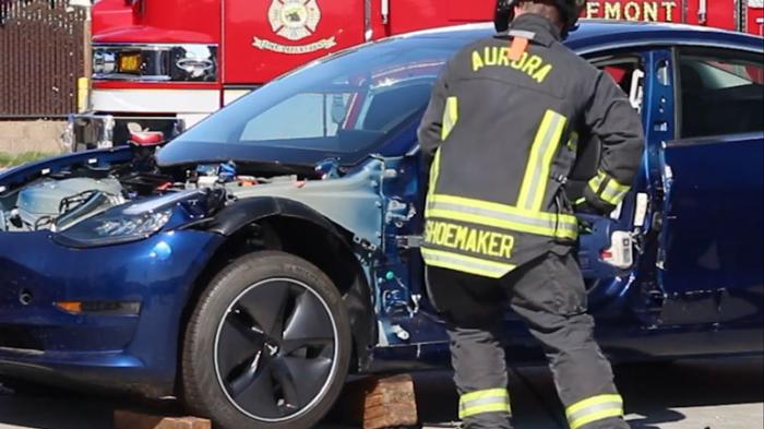 Спасатели полностью разобрали Tesla Model 3 для обучения