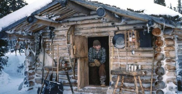 Уйдя на пенсию, Ричард Проеннек своими руками построил сруб и прожил на Аляске 30 лет (11 фото + 1 видео)