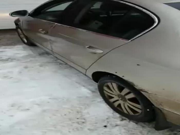 Девушка приехала на автомойку...