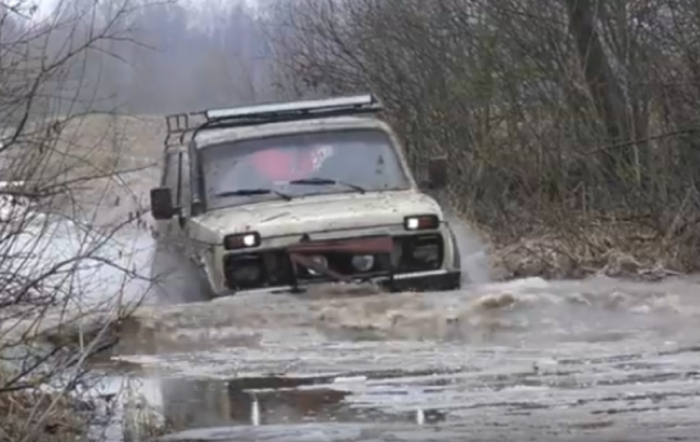 Легендарный внедорожник ВАЗ 2121 на бездорожье