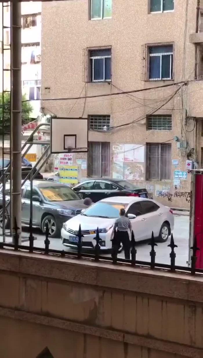 Не нужно так парковаться
