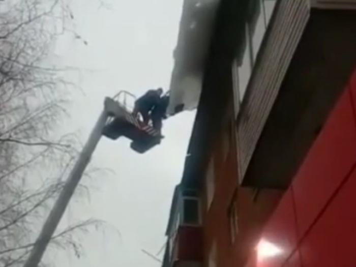 Очистка наледи в исполнении коммунальщиков