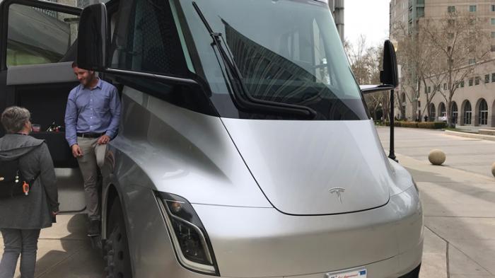 Опубликованы снимки интерьера тягача Tesla Semi