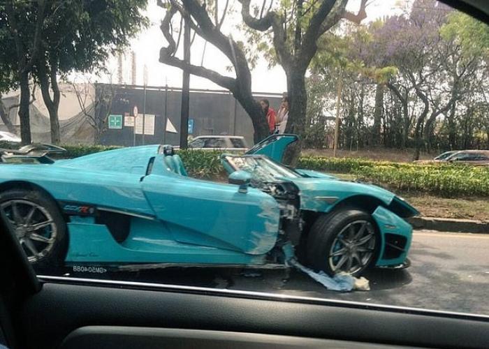 В Мексике разбили уникальный суперкар Koenigsegg CCXR бирюзового цвета