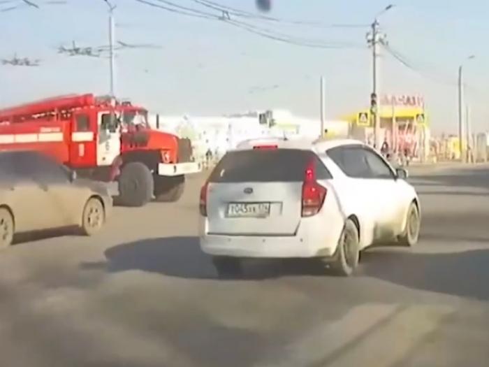 Грузовик протаранил пожарную машину в Челябинске