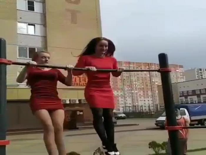 Спортивные девушки на турнике