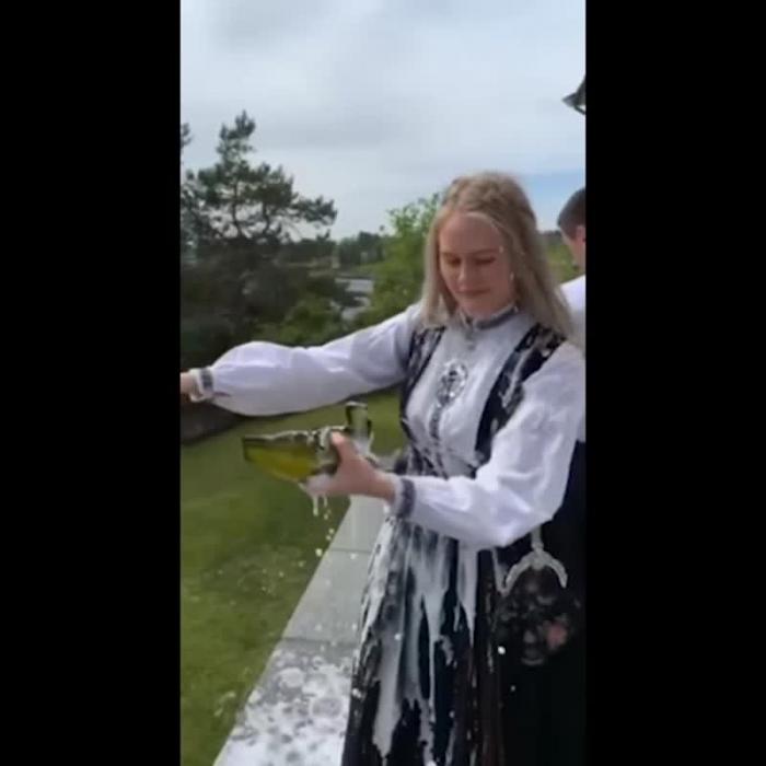 Девушка и бутылка шампанского
