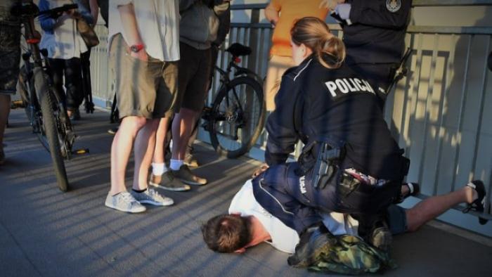 Флаг ЛГБТ на мосту в Варшаве и поляк, которому это не понравилось
