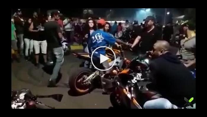 Мастер пикапа взял двух девушек с собой