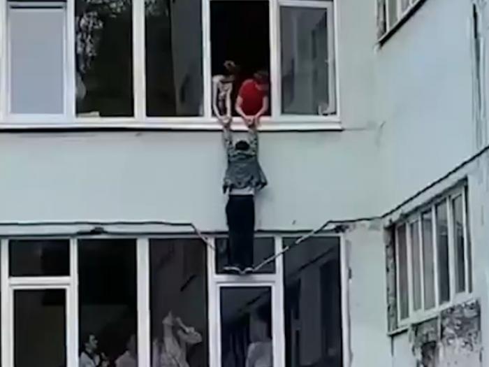 Паренёк из Ростова решил сбежать с уроков и выпрыгнуть из окна, но в процессе что-то пошло не так