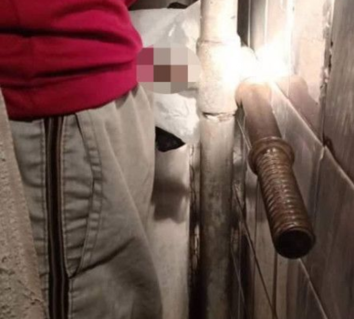 Подросток занялся сексом с водопроводной трубой и намертво в ней застрял