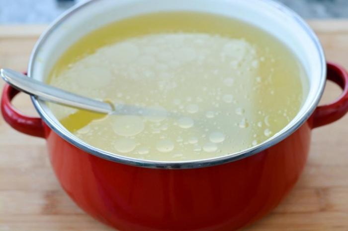 Зачем сливать первую воду при варке бульона?