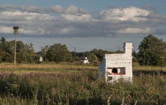 Почему в поле стоят эти русские печи?