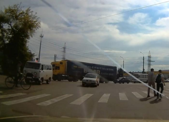 Почему нужно слезать с велосипеда, пересекая проезжую часть