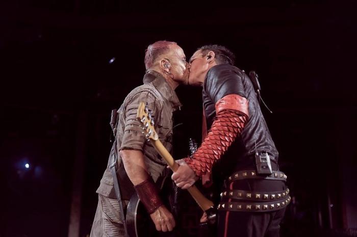 Гитаристы Rammstein поцеловались на концерте в Москве