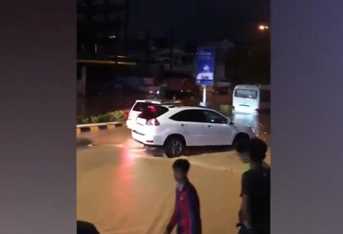 Особо смелый водитель на кроссовере Lexus