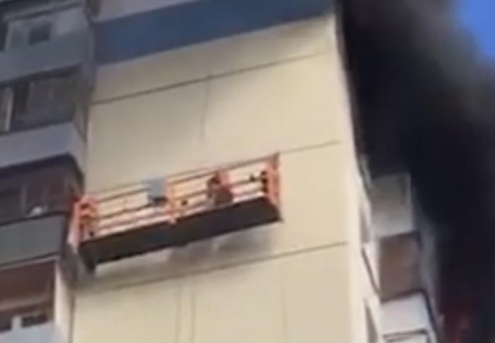 Рабочие в люльке спасли жильцов дома во время пожара