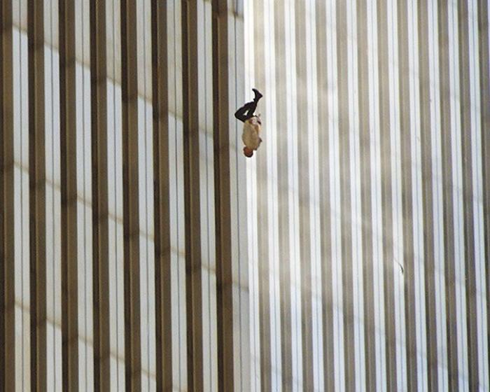 Редкие и трагичные: фотографии теракта 9/11, которые не все видели Редкие и трагичные: фотографии теракта 9/11, которые не все видели