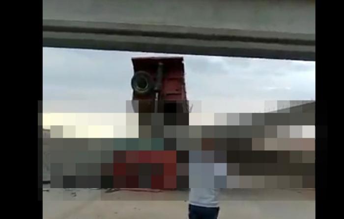 Водитель самосвала забыл опустить кузов и чуть не лишился жизни