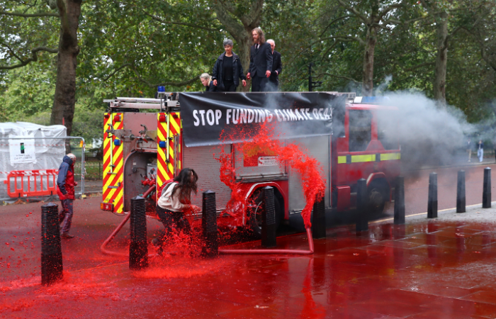 Экоактивисты хотели облить кровью здание казначейства в Лондоне. Но все пошло не по плану