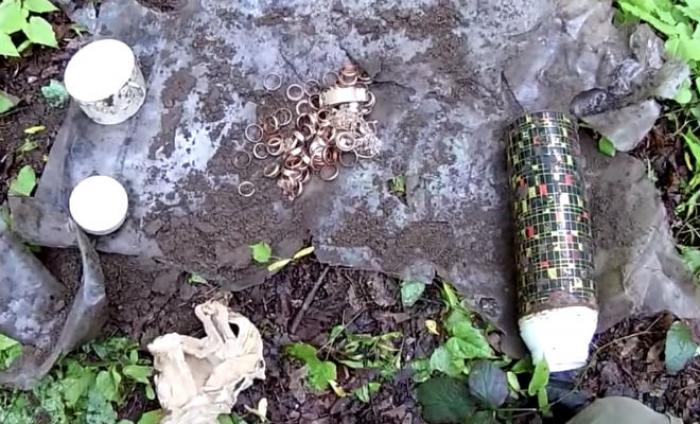 Термос золота под камнем: черному копателю понадобилась помощь ❘ видео