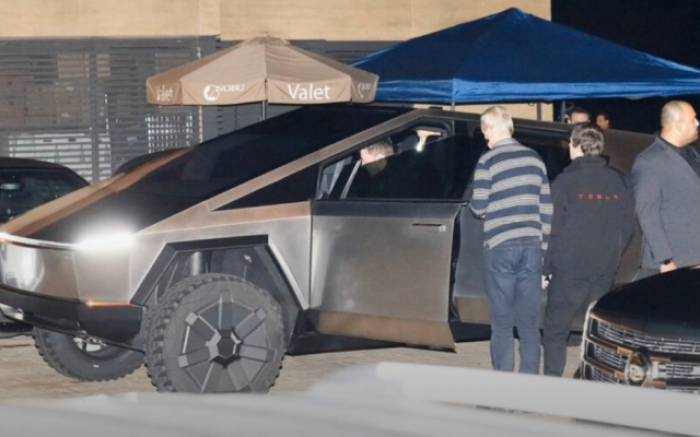 Илон Маск прокатился на своем Cybertruck в Малибу