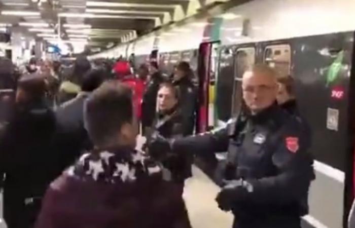В парижском метро появились отдельные вагоны для женщин