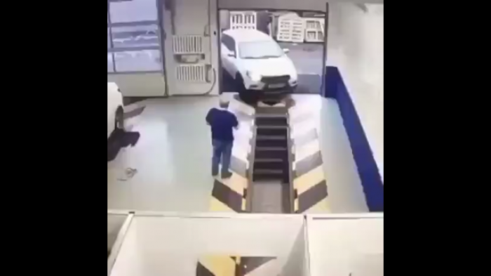 Автоледи приехала на сервис