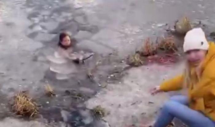 В Мытищах девушка бросилась в ледяную воду ради собаки