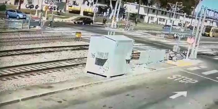 Водитель из Лос-Анджелеса не заметил поезд