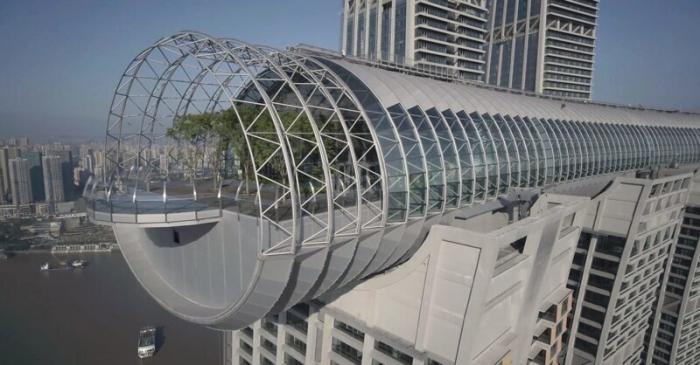 Горизонтальный небоскреб высотой 250 метров открылся в Китае