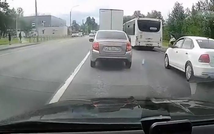 Бабушка, которой не страшно ничего в жизни и водитель с хорошей реакцией