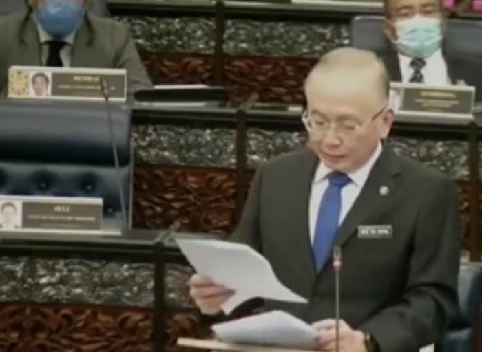 Парю, где хочу: Министр решил покурить вейп прямо на заседании