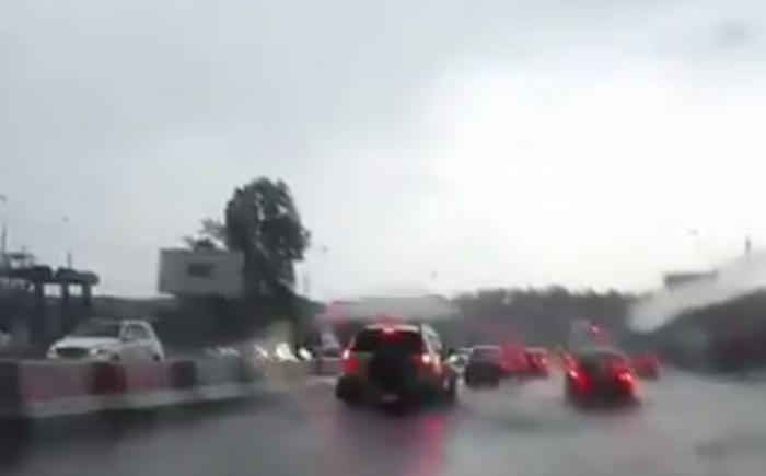 Молния попала в движущийся автомобиль