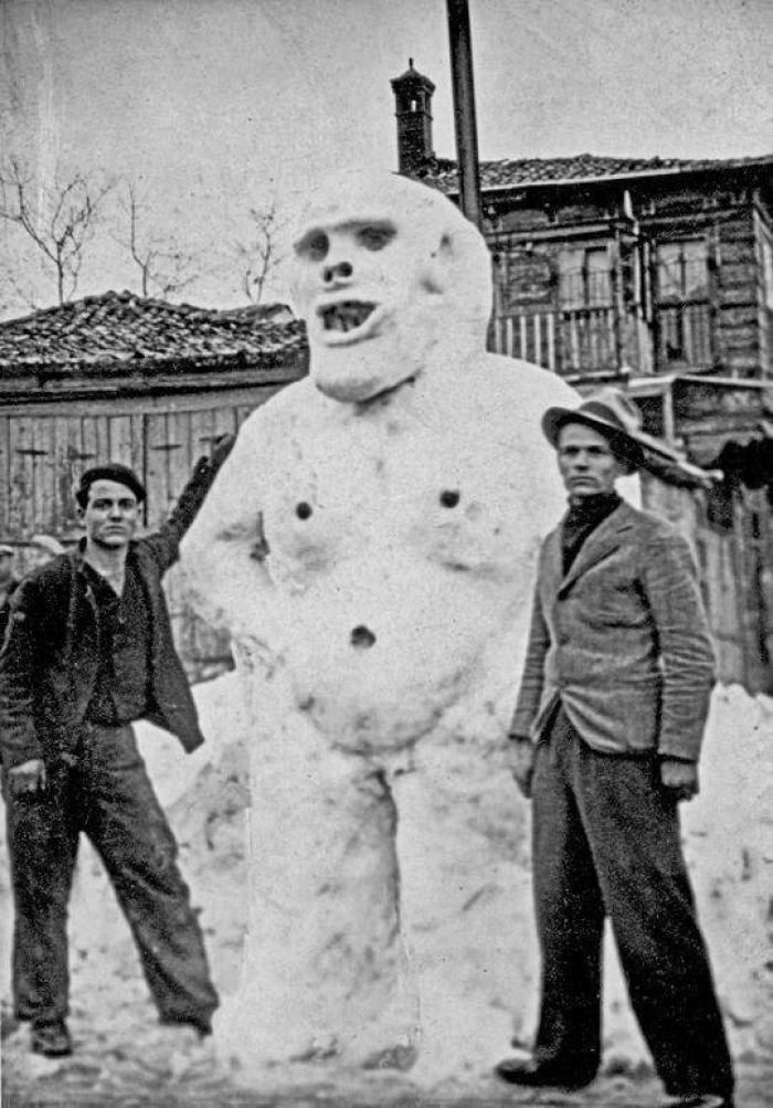 Я — художник, я тaк вижу. Снеговик в Стамбуле. Турция. 1929 г. Я — художник, я тaк вижу. Снеговик в Стамбуле. Турция. 1929 г.
