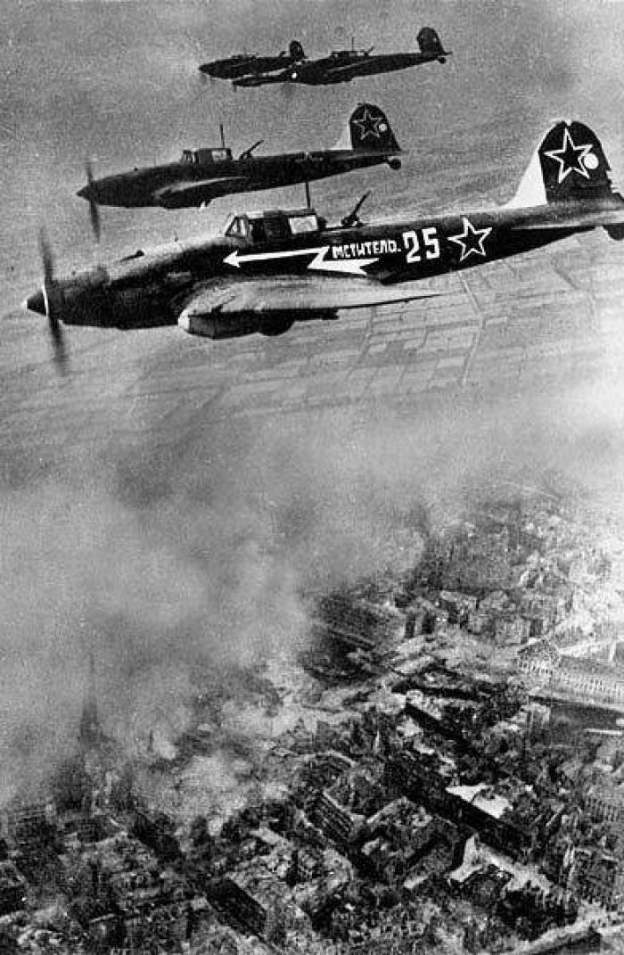 Эскадрилья штурмовиков идет на штурм аэродрома Темпельгоф, 1945 год. Эскадрилья штурмовиков идет на штурм аэродрома Темпельгоф, 1945 год.
