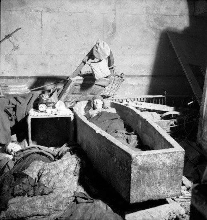 Мужчина спит в саркофаге во время бомбежки Лондона, 1940 г. Мужчина спит в саркофаге во время бомбежки Лондона, 1940 г.
