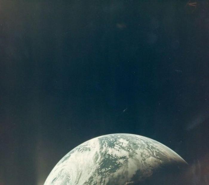 Вид Земли из беспилотного космического корабля «Аполлон-4», 9 ноября 1967 года Вид Земли из беспилотного космического корабля «Аполлон-4», 9 ноября 1967 года