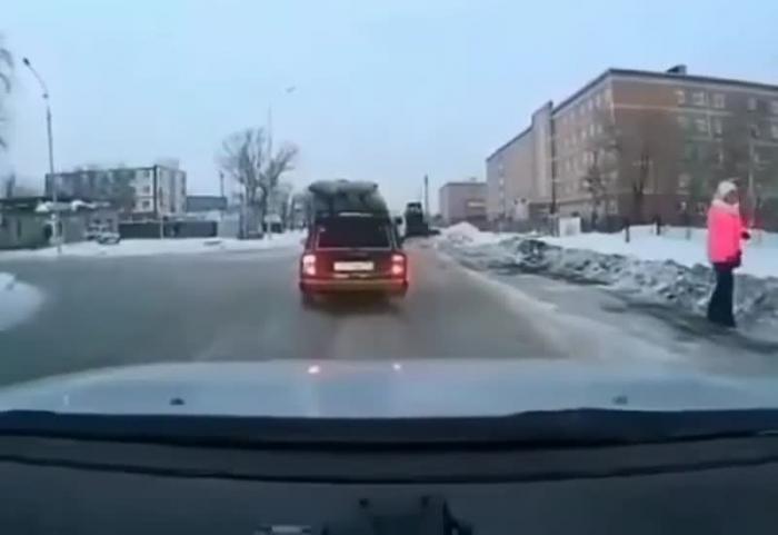 За секунду до аварии: водитель затормозил в последний момент