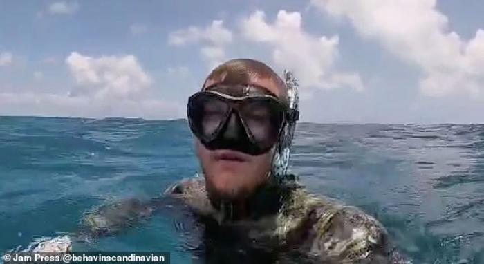 АВСТРАЛИЕЦ ПЕРЕВЕРНУЛСЯ НА ЛОДКЕ И НЕСКОЛЬКО ЧАСОВ ПРОВЕЛ В ОКЕАНЕ С АКУЛАМИ